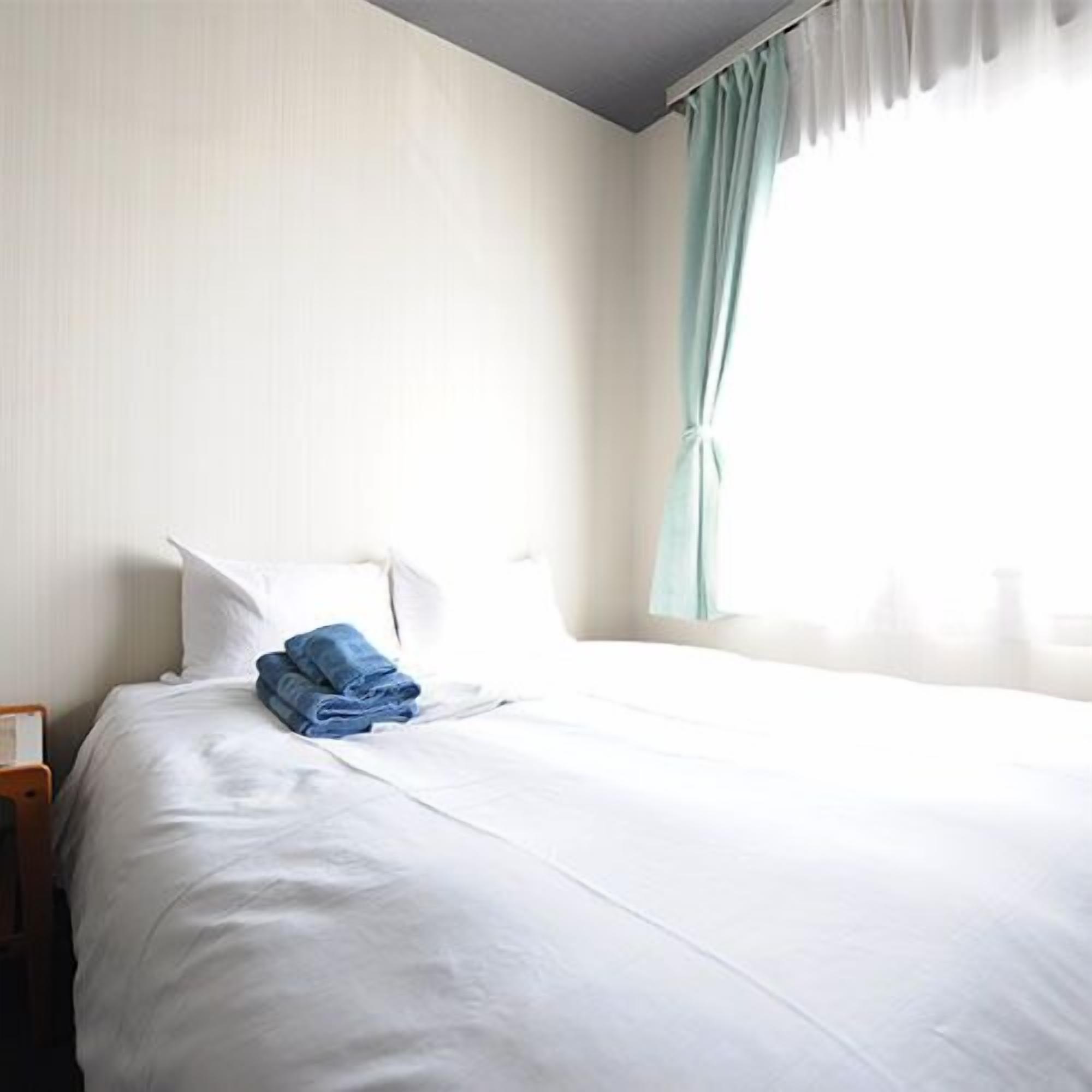 Escritorio, wifi gratis y ropa de cama 