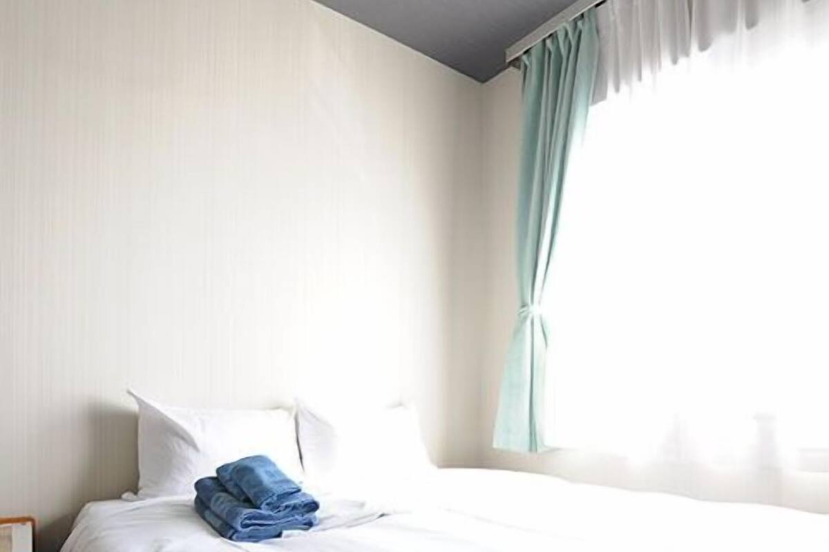 Escritorio, wifi gratis y ropa de cama