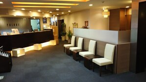 A reception area with a counter, several seating options, and a reception desk. - Palude Kushiro (Kushiro)