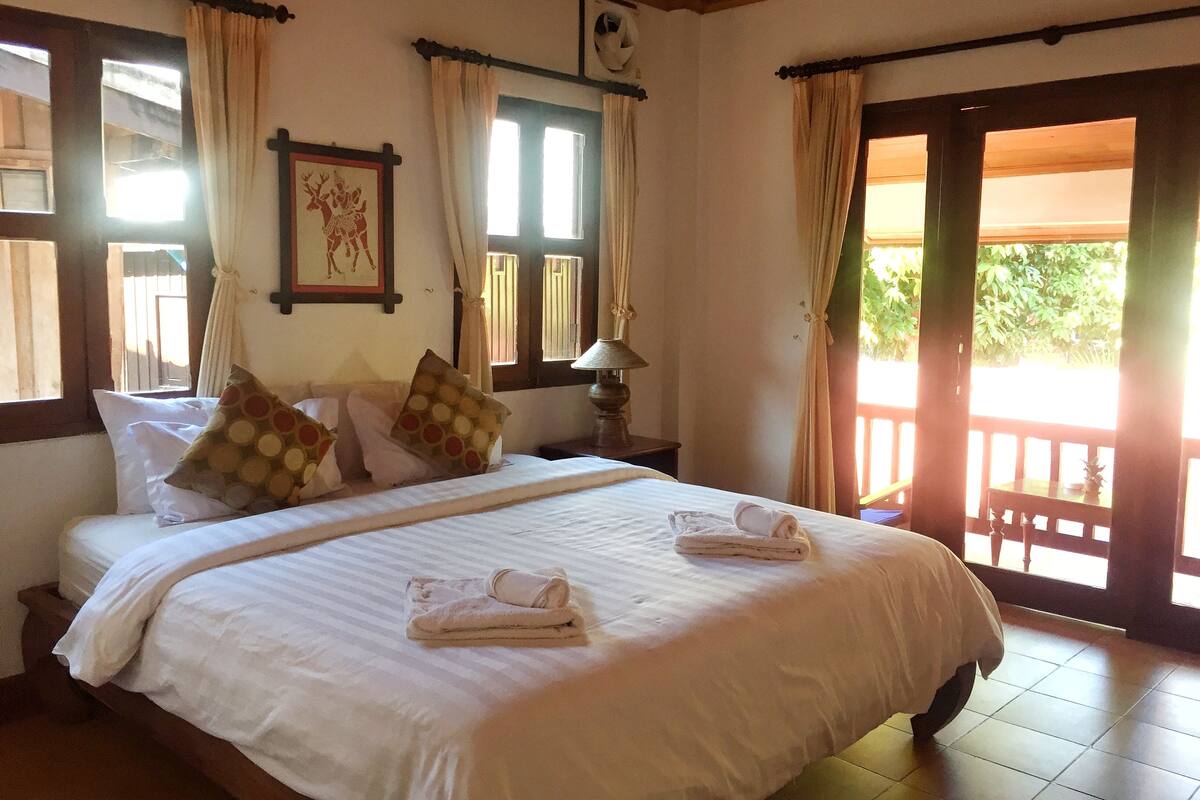 Deluxe Double Room | Egyptian cotton sheets, desk, WiFi (free)