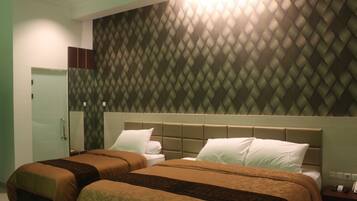 Trippelrum för familj - icke-rökare | Sängtillbehör av högsta kvalitet och värdeförvaringsskåp på rummet