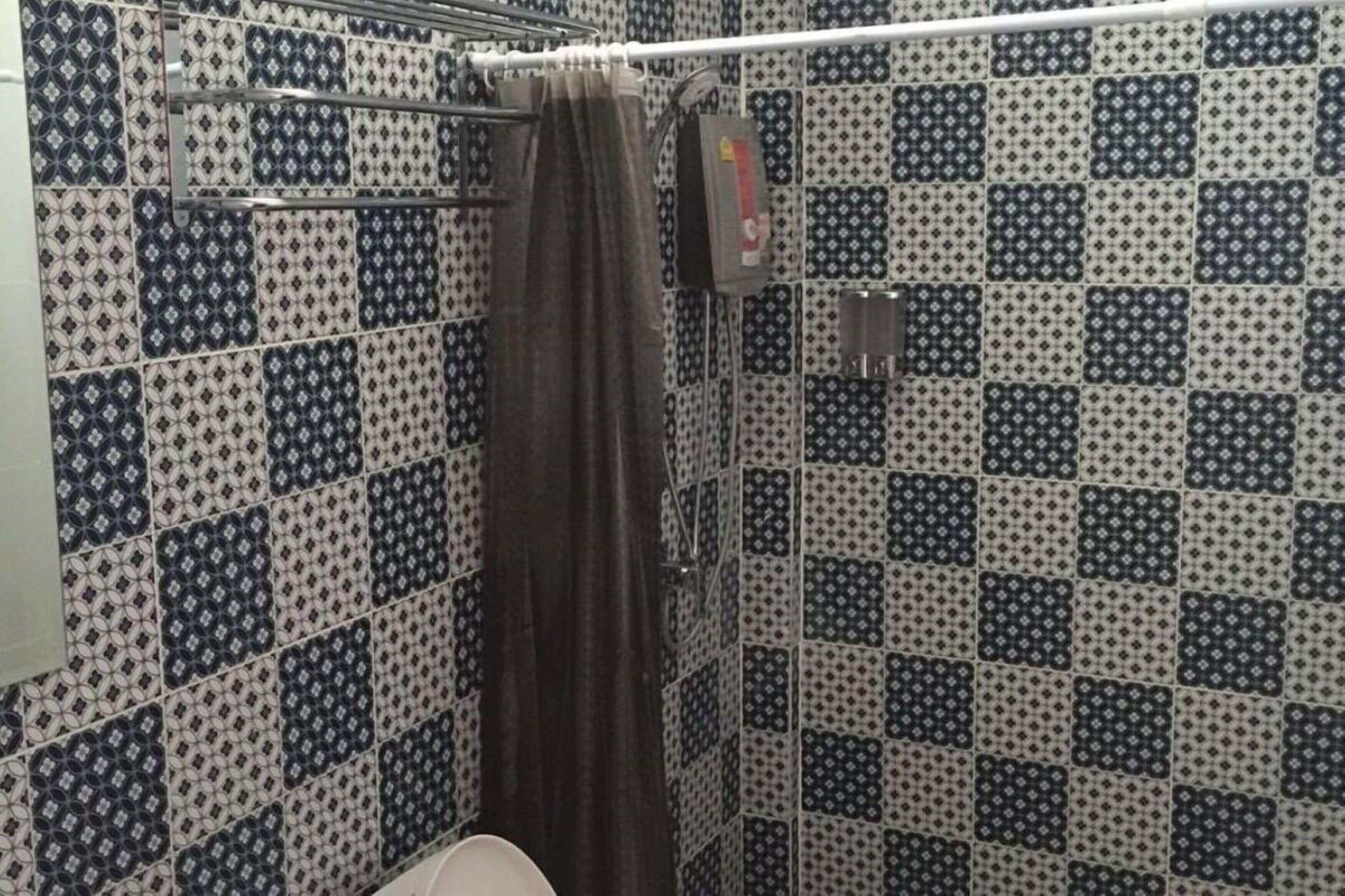 shower, rainfall showerhead, free toiletries, hair dryer