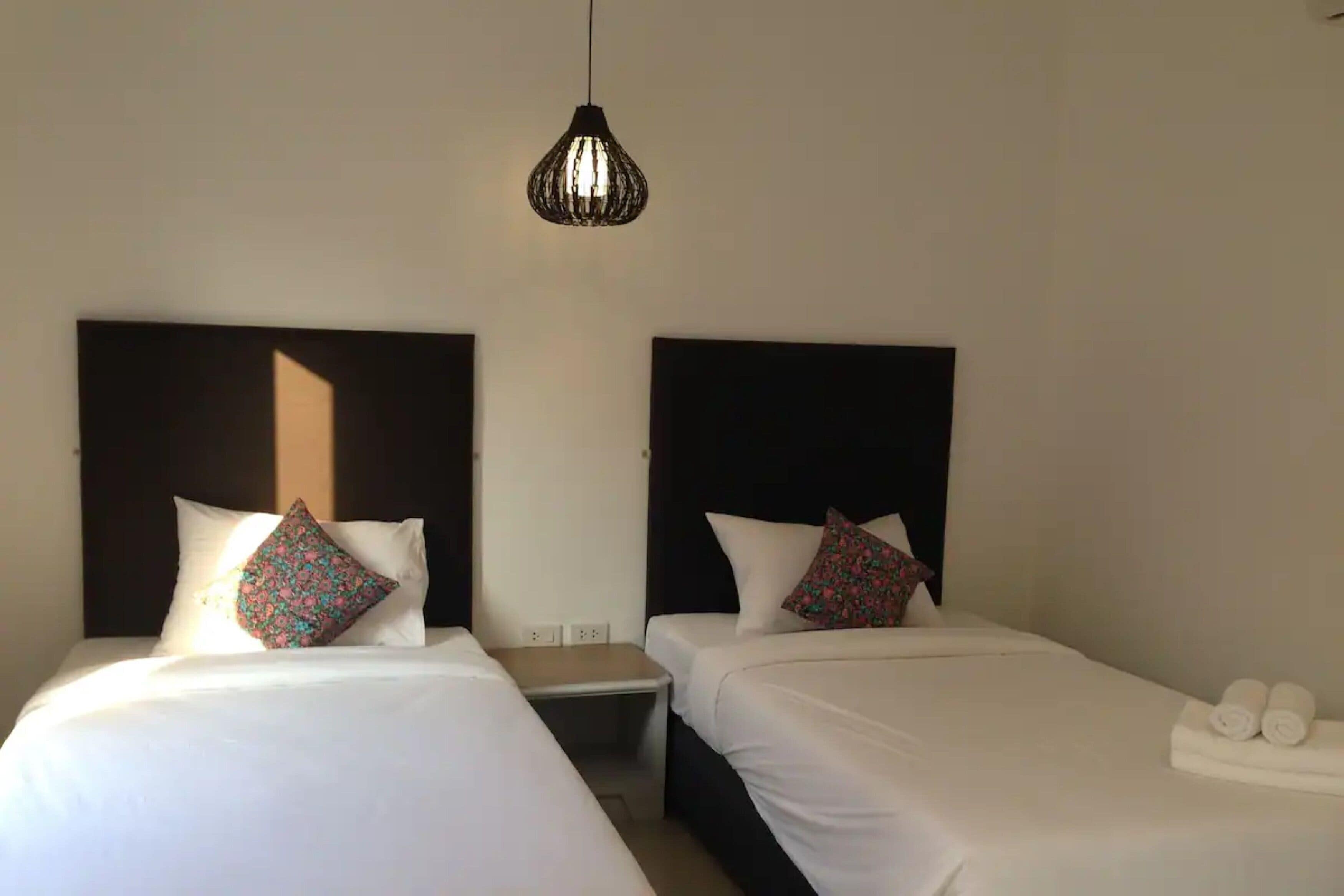 twin room, private bathroom | 1 bedroom, desk, free wifi, bed sheets