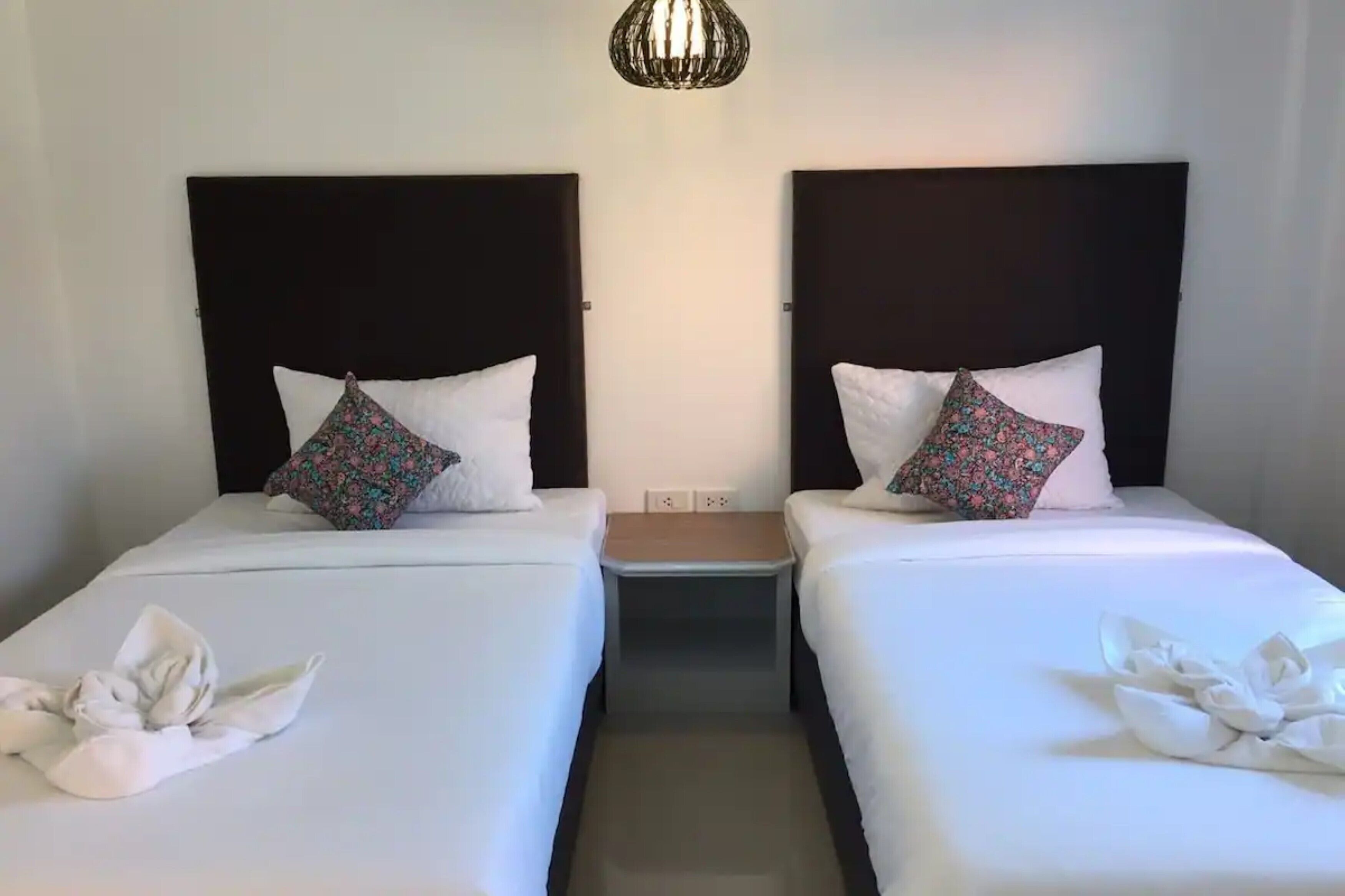 twin room, private bathroom | 1 bedroom, desk, free wifi, bed sheets
