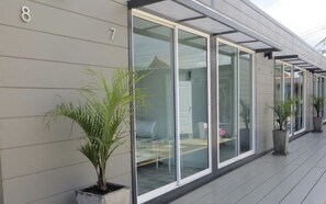 A modern building with large glass windows and a flat roof. - Non Du Lay Guesthouse (Ko Lanta)