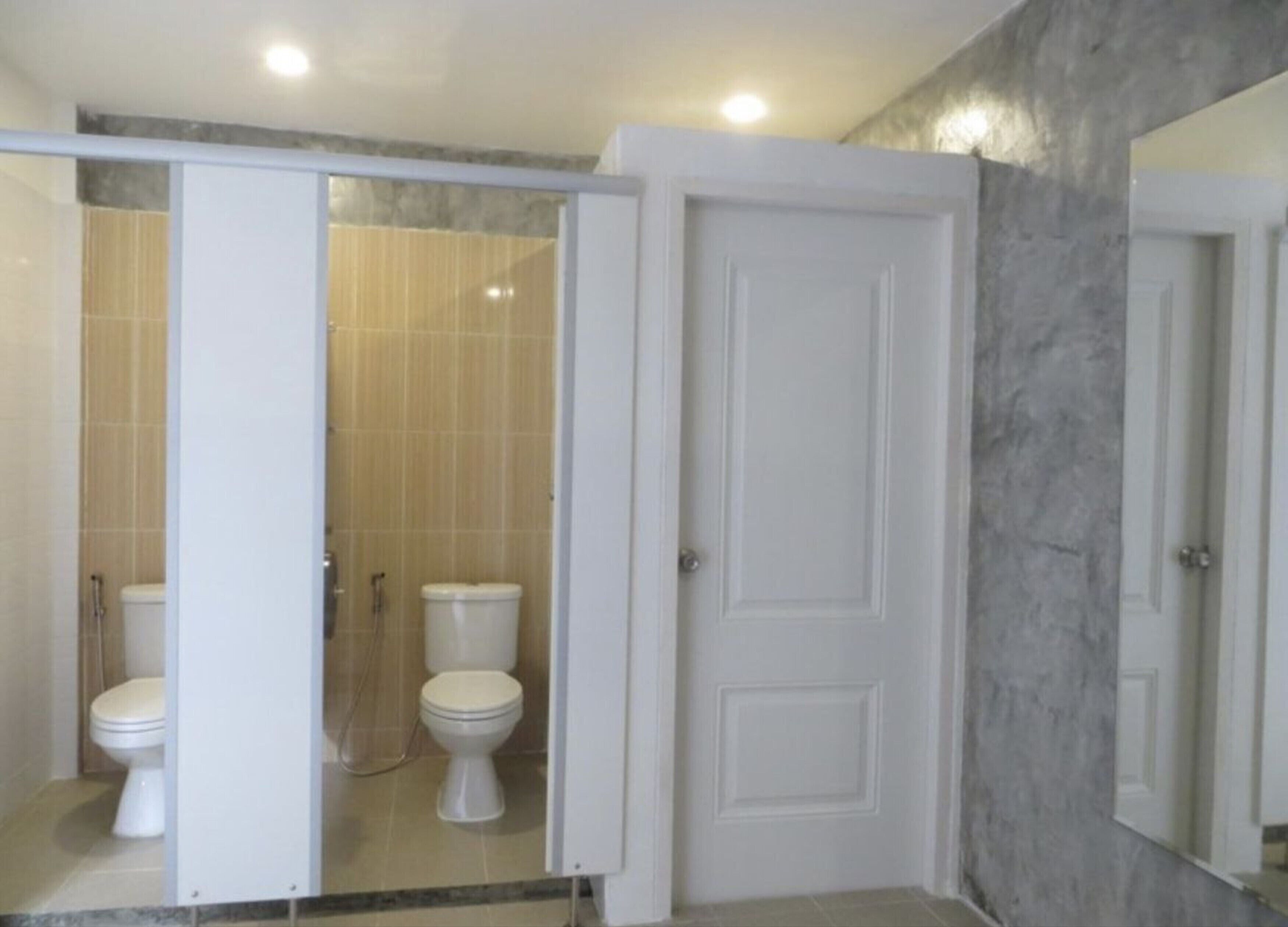 shower, rainfall showerhead, free toiletries, hair dryer