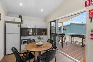 Sistema de insonorización, tabla de planchar con plancha y wifi gratis