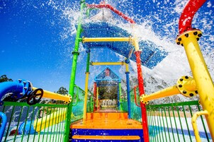 室外游泳池，日光浴躺椅