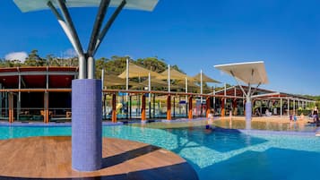 Una piscina al aire libre, tumbonas
