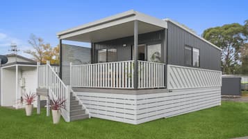 2 Bedroom Family Cabin | Soundproofing, iron/ironing board, free WiFi, bed sheets