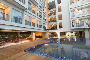 Pool waterfall