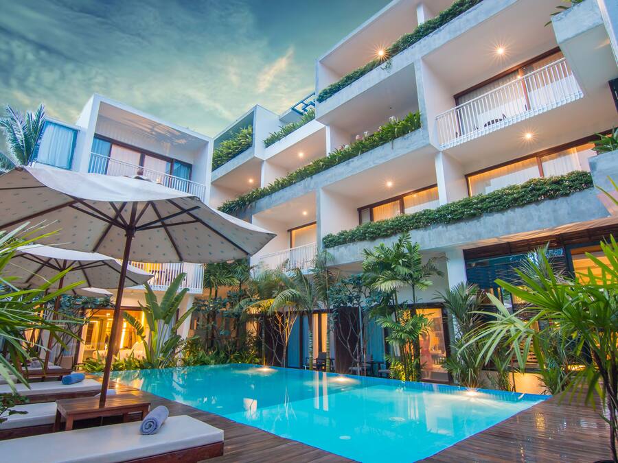 Außenpool, geöffnet von 06:00 Uhr bis 21:00 Uhr, Sonnenschirme