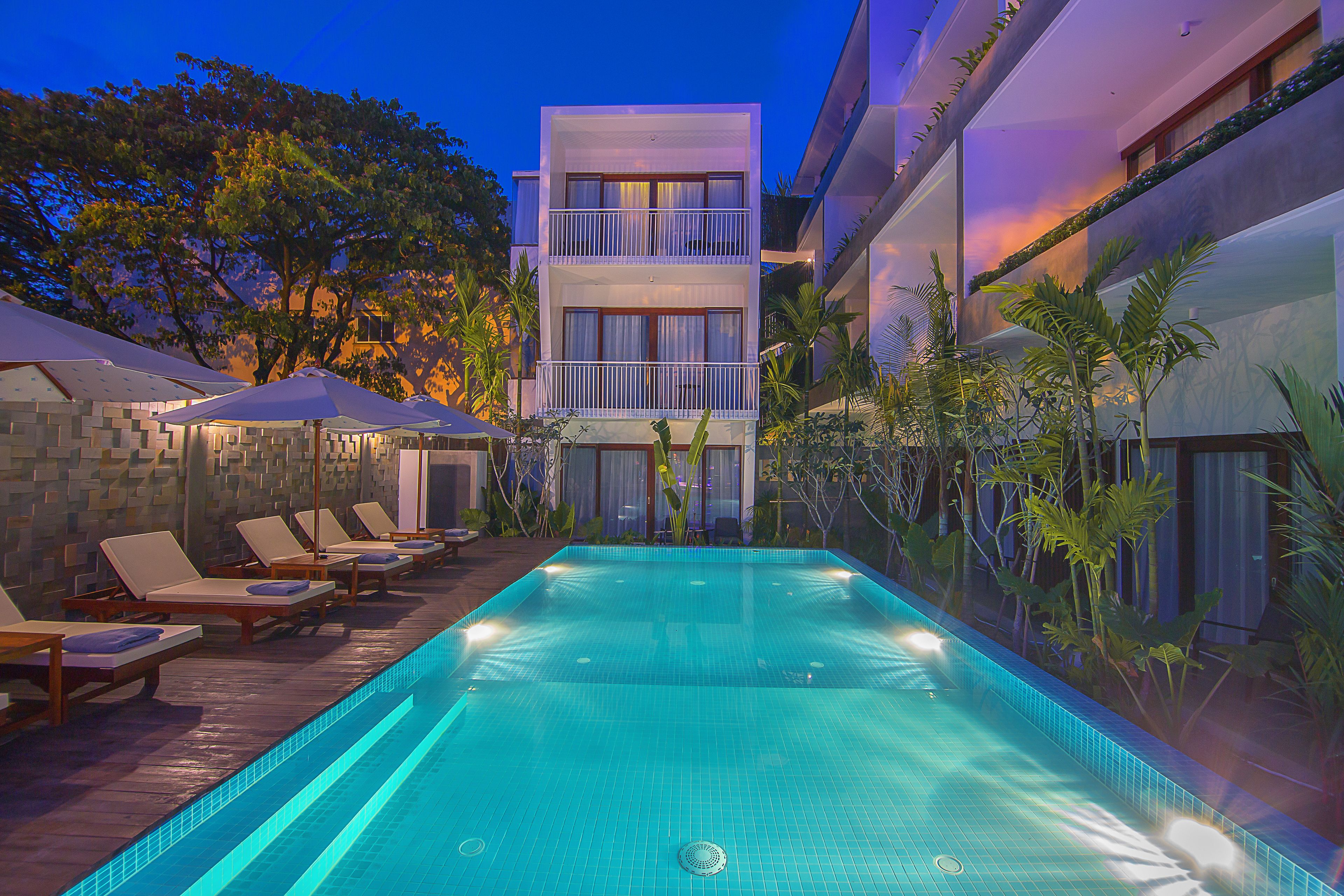 outdoor pool, open 6:00 am to 9:00 pm, pool umbrellas, pool loungers