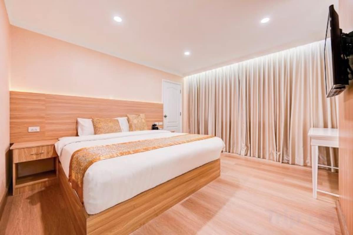 Desk, WiFi (free), bed sheets