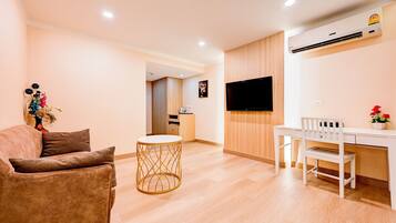 Suite | Desk, free WiFi, bed sheets
