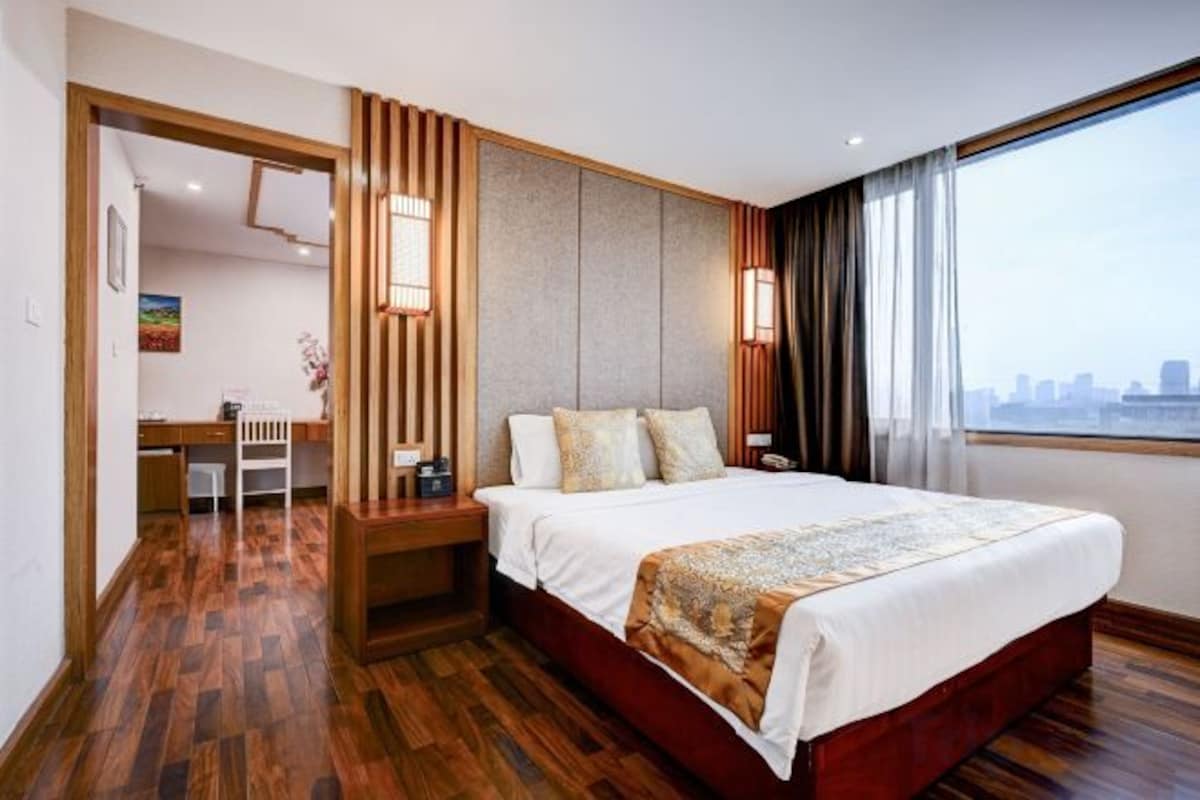 Desk, WiFi (free), bed sheets