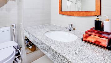 تجهيزات دش، مستلزمات مجانية للعناية الشخصية، مناشف