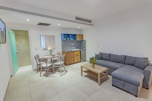 Deluxe-Suite, Gartenblick | Wohnbereich | Flachbildfernseher