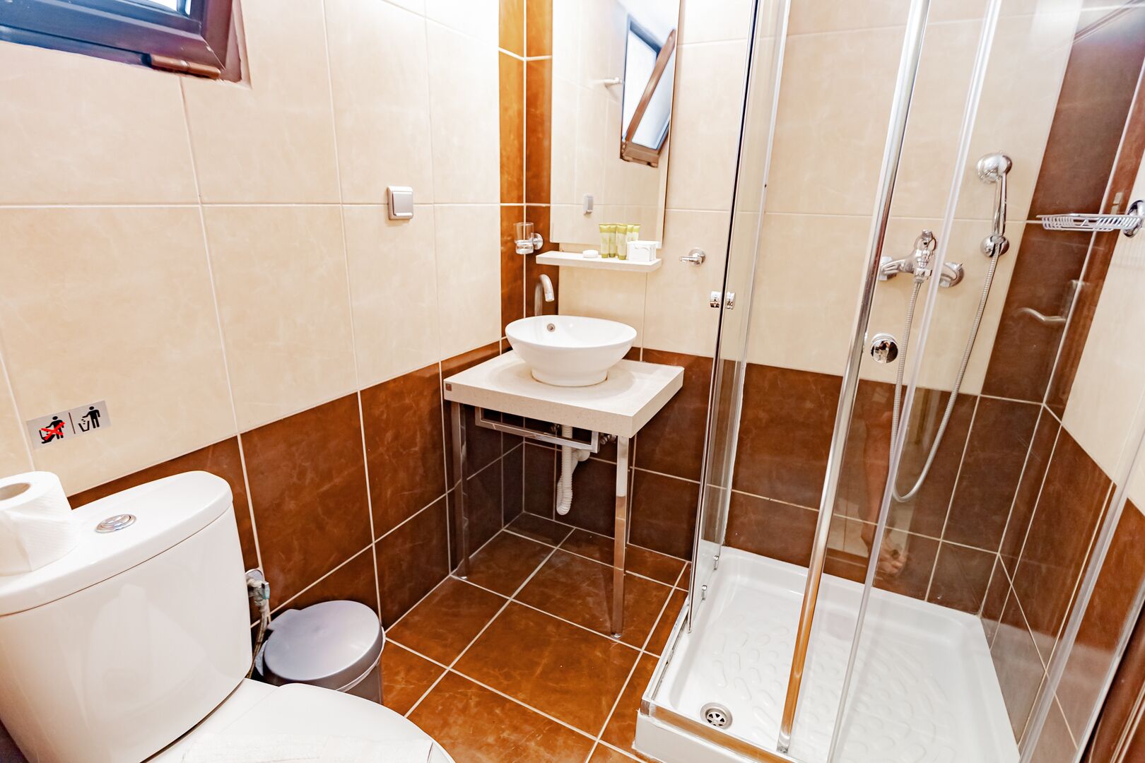 family suite, 1 bedroom | bathroom | shower, free toiletries, hair dryer, towels