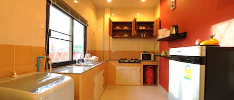 Full-size fridge, microwave, coffee/tea maker, electric kettle
