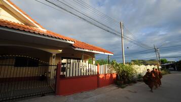 Fachada de la propiedad por la tarde o noche
