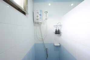 Dusche, kostenlose Toilettenartikel, Haartrockner, Hausschuhe