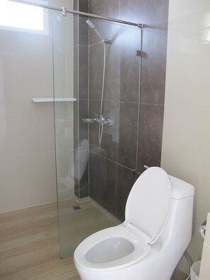 Standard Room | Bathroom | Shower, free toiletries, hair dryer, towels - Pius Place (Pattaya)