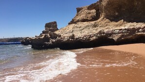 位於海灘上、躺椅、遮陽傘、海灘浴巾