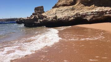 På stranden, liggestole, parasoller, badehåndklæder