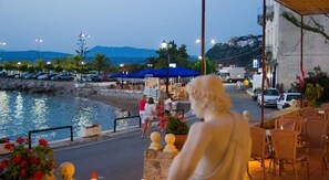 Outdoor dining - Hotel Miramare (Pylos-Nestoras)