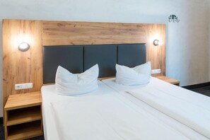 In-room safe, desk, soundproofing, cots/infant beds - Hotel Fischertor (Augsburg)