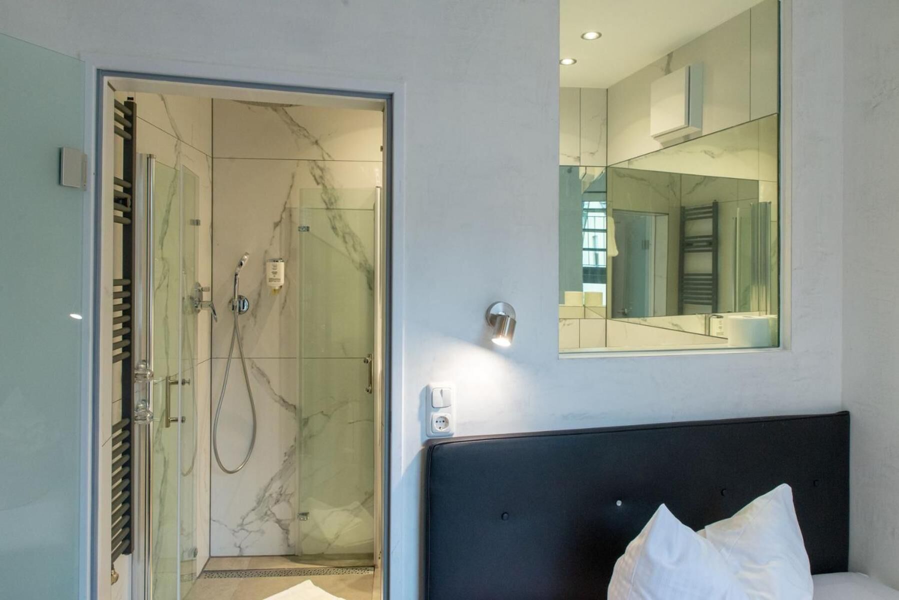Dusche, kostenlose Toilettenartikel, Haartrockner, Handtücher