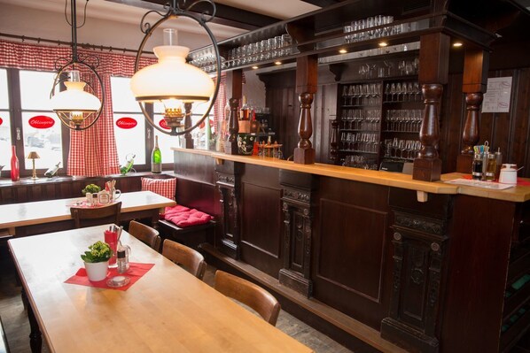 朝食、ディナーに営業 (郷土料理)