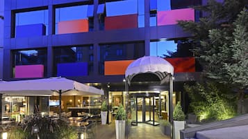 Fassade der Unterkunft – Abend/Nacht