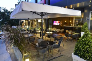 供应早餐、午餐和晚餐，国际美食