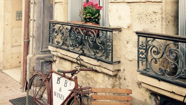 A vintage building with a sign reading "Villa St. Simon." - Villa St Simon (Blaye)