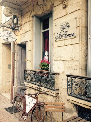 A vintage building with a sign reading "Villa St. Simon." - Villa St Simon (Blaye)
