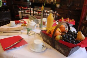 Daily continental breakfast for a fee - Villa St Simon (Blaye)