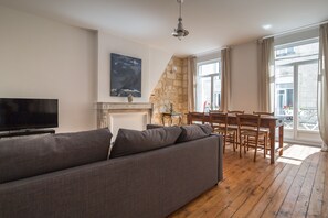 Appartement supérieur, 1 chambre (Margaux) | Aire de séjour | Téléviseur à écran plat, lecteur de DVD