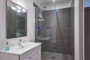 Royal Apartment, 1 Bedroom, Balcony, Garden Area | Bathroom | Free toiletries, hair dryer, towels, shampoo - Villa St Simon (Blaye)