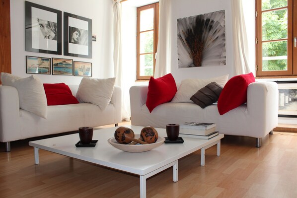 Appartement panoramique, 3 chambres, vue sur le fleuve | Salle de séjour | Téléviseur à écran plat, lecteur de DVD