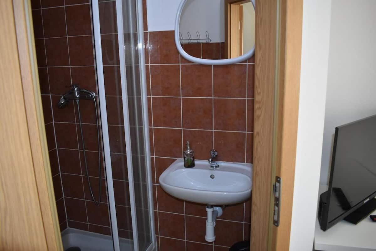 shower, free toiletries, towels