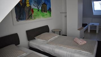 Cots/infant beds, free WiFi