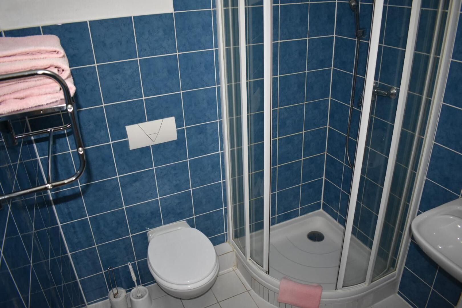 shower, free toiletries, towels