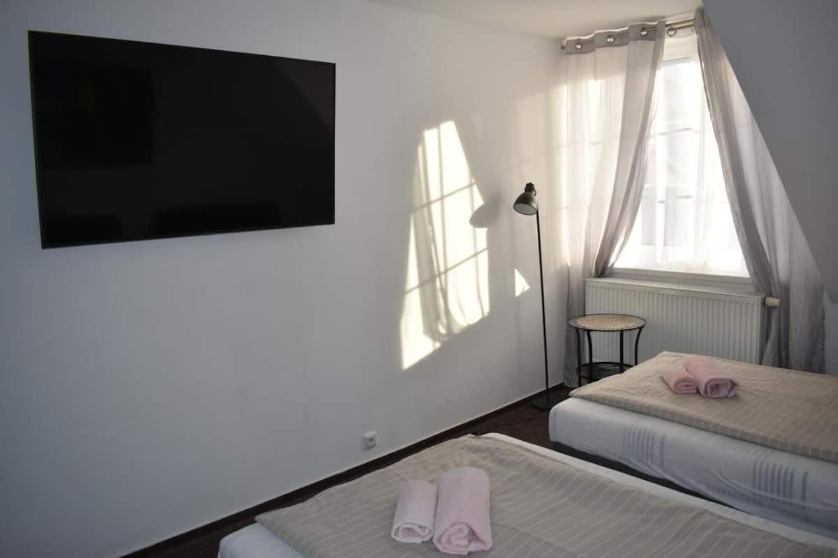 cots/infant beds, free wifi