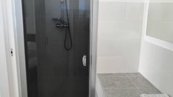 Shower, free toiletries, towels