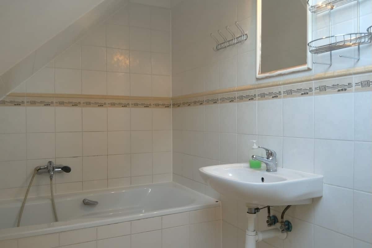 business twin room | bathroom | shower, free toiletries, towels