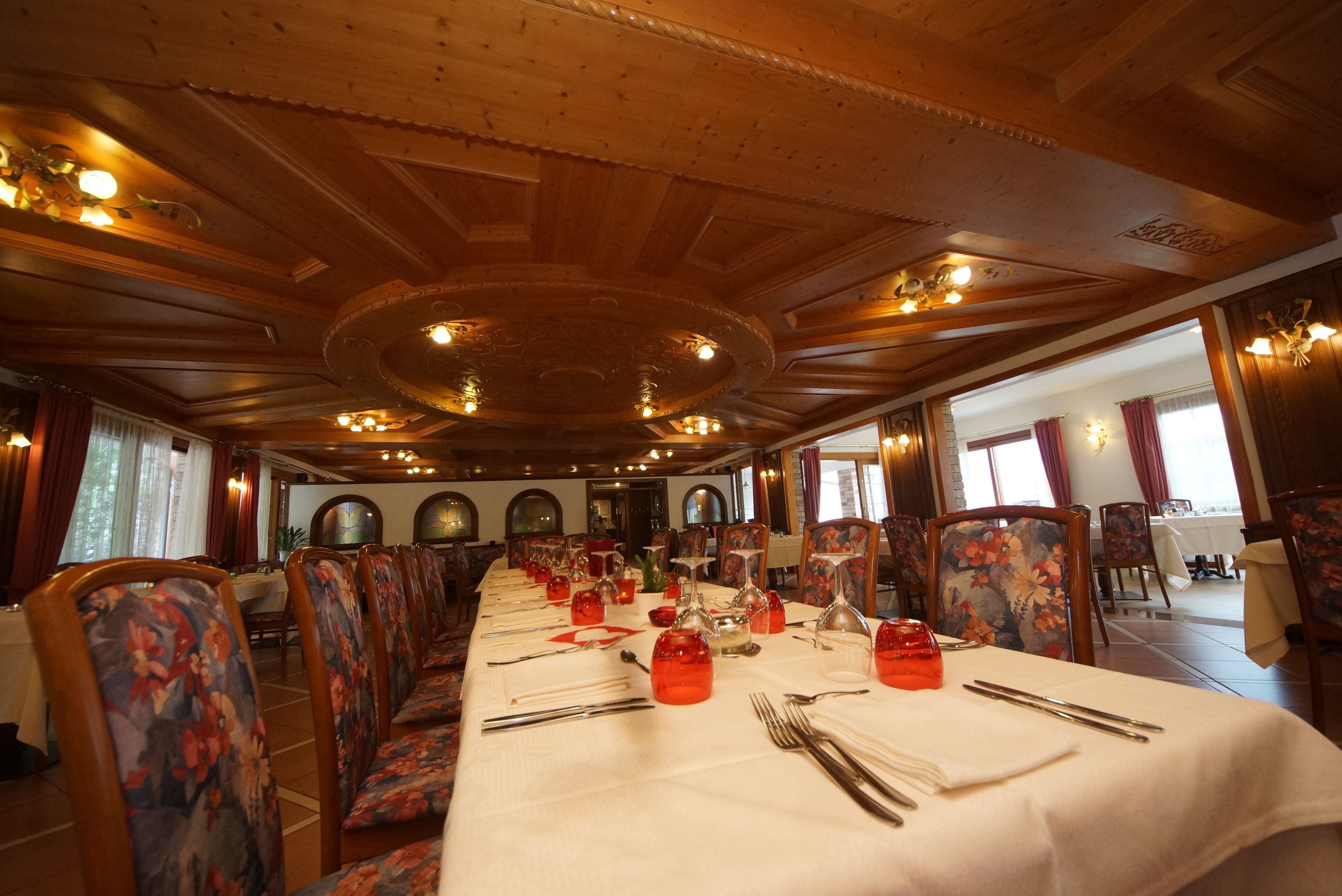 lunch and dinner served, international cuisine