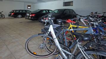 Un aparcamiento con bicicletas y automóviles.