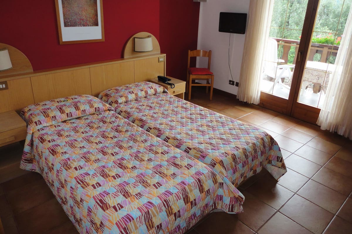 Camera Classic con letto matrimoniale o 2 letti singoli | Una cassaforte in camera, una scrivania, insonorizzazione